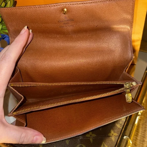 AUTHENTIC LOUIS VUITTON Vintage LV Monogram Sarah Wallet. - Picture 8 of 16